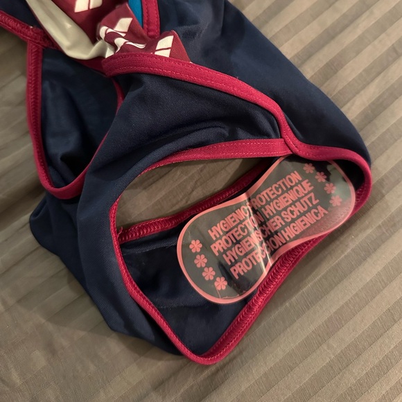NWT Arena swimsuit for older girls or smaller adults - Picture 3 of 6